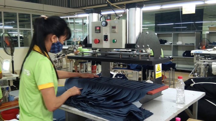  Ứng dụng máy ép nhiệt vải trong may mặc công nghiệp